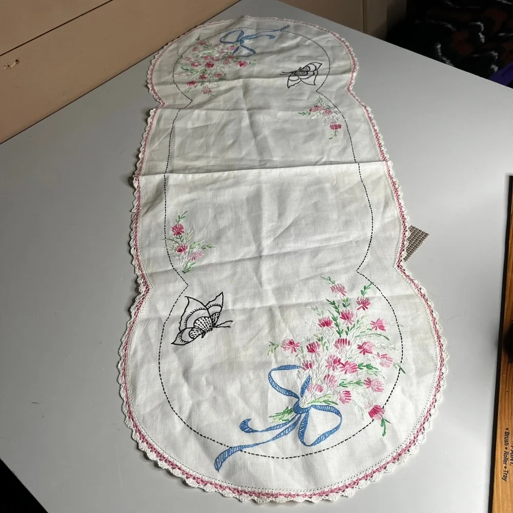 Vintage Hand Embroidered Table Runner Floral Butterfly Pink Crochet Lace 34x13.5